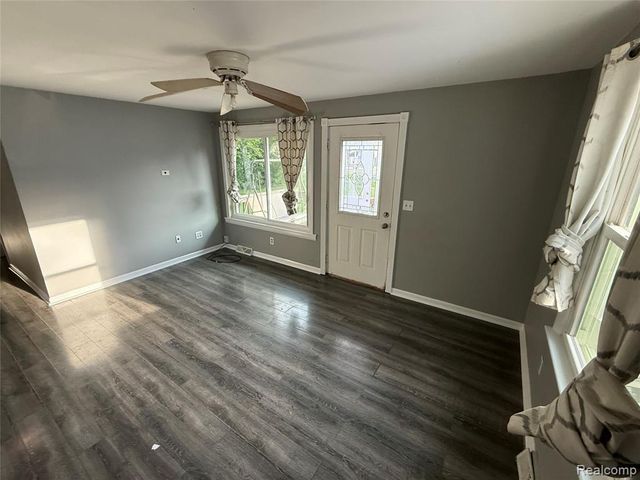 5489 Avis Drive, Burton, MI 48519