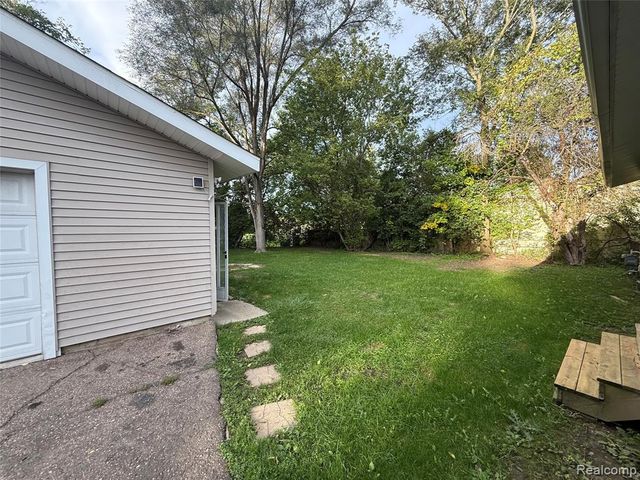 5489 Avis Drive, Burton, MI 48519