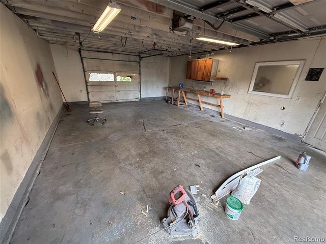 5489 Avis Drive, Burton, MI 48519
