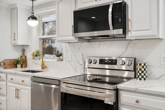 11 Wilshire Dr, Sharon, MA 02067