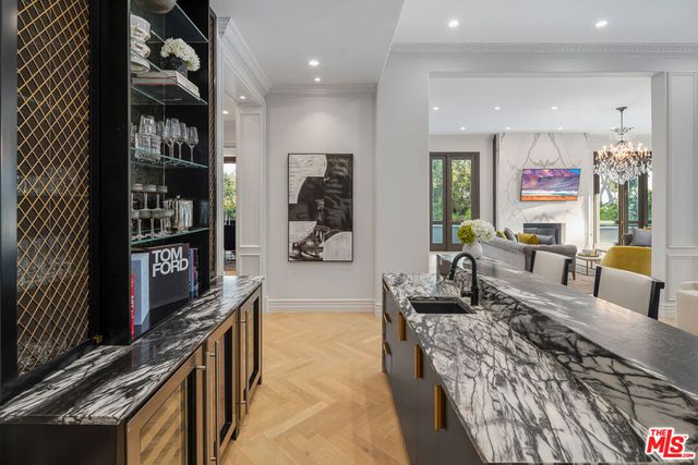 402 Doheny Road, Beverly Hills, CA 90210