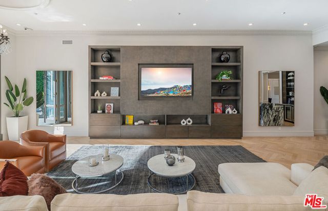 402 Doheny Road, Beverly Hills, CA 90210