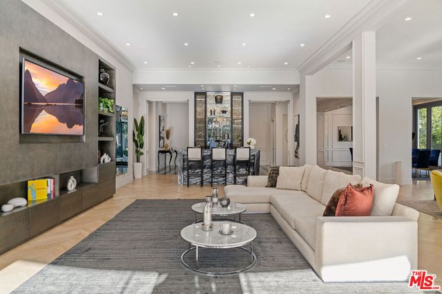 402 Doheny Road, Beverly Hills, CA 90210