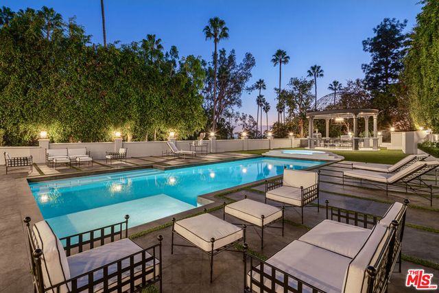 402 Doheny Road, Beverly Hills, CA 90210