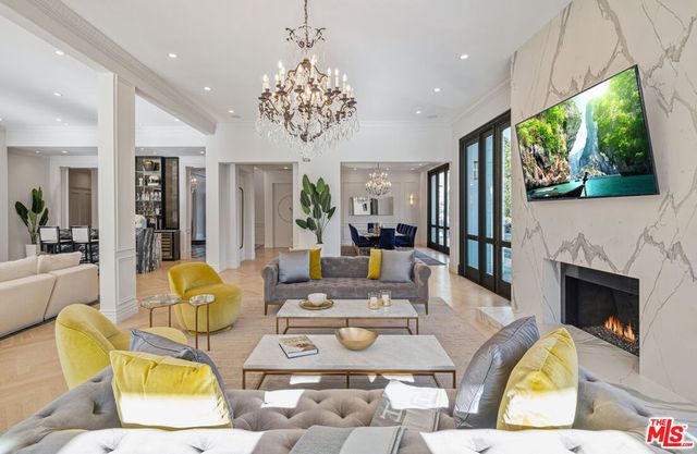 402 Doheny Road, Beverly Hills, CA 90210
