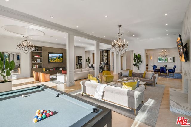 402 Doheny Road, Beverly Hills, CA 90210