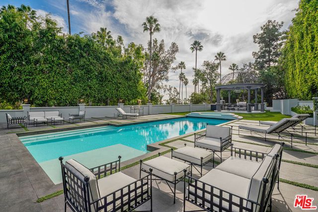 402 Doheny Road, Beverly Hills, CA 90210