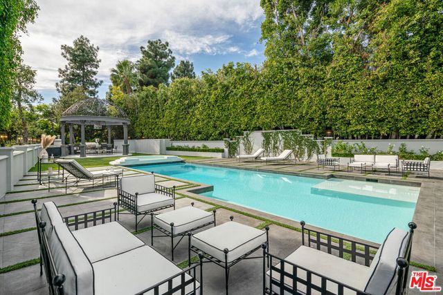 402 Doheny Road, Beverly Hills, CA 90210