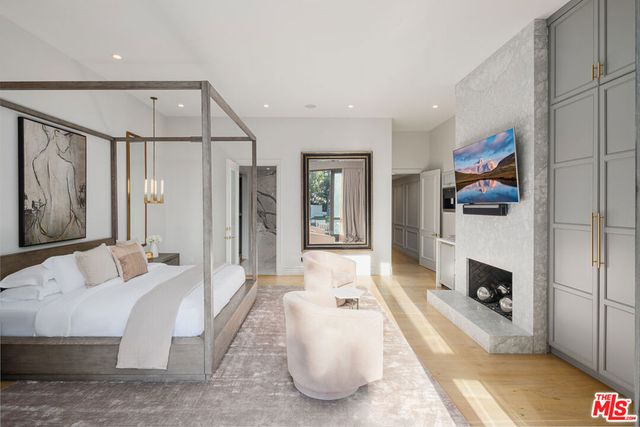 402 Doheny Road, Beverly Hills, CA 90210