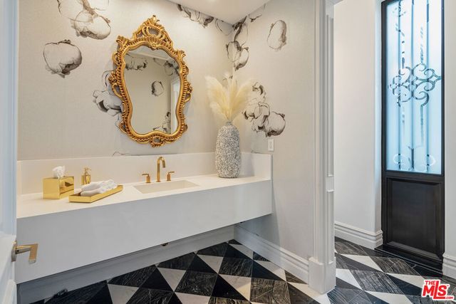 402 Doheny Road, Beverly Hills, CA 90210