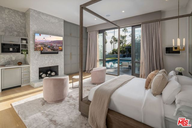 402 Doheny Road, Beverly Hills, CA 90210