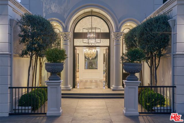 402 Doheny Road, Beverly Hills, CA 90210