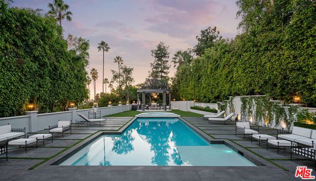 402 Doheny Road, Beverly Hills, CA 90210
