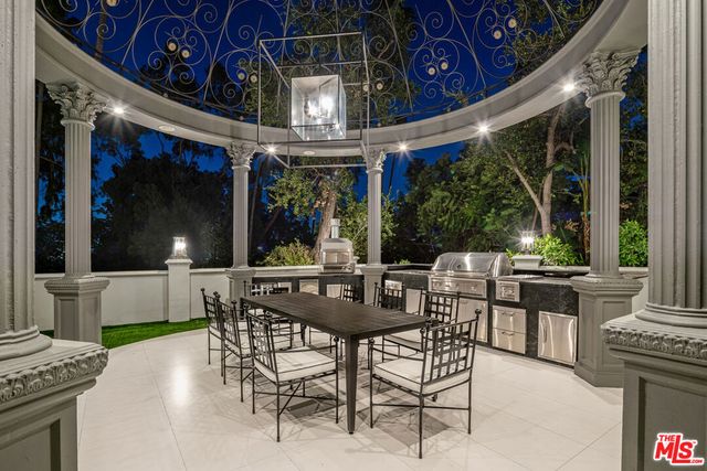 402 Doheny Road, Beverly Hills, CA 90210