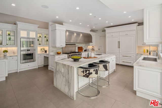 402 Doheny Road, Beverly Hills, CA 90210