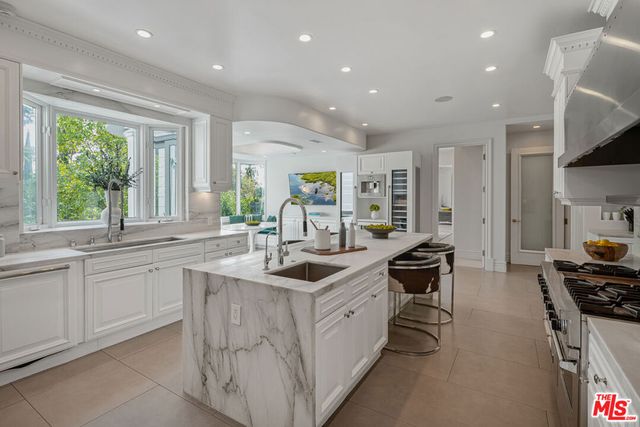 402 Doheny Road, Beverly Hills, CA 90210