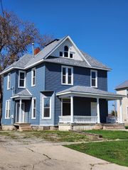 412 S 2nd Avenue E, Newton, IA 50208