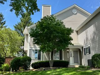 1332 Sandhurst Lane B, South Elgin, IL 60177
