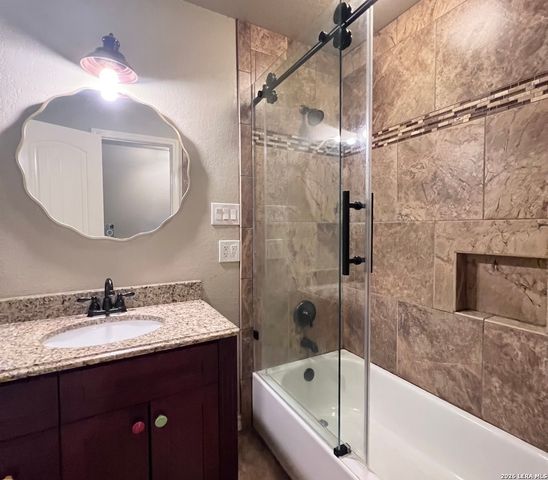 166 Big Oak Dr, Adkins, TX 78101