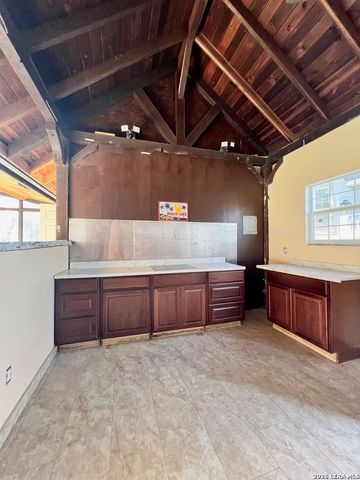 166 Big Oak Dr, Adkins, TX 78101