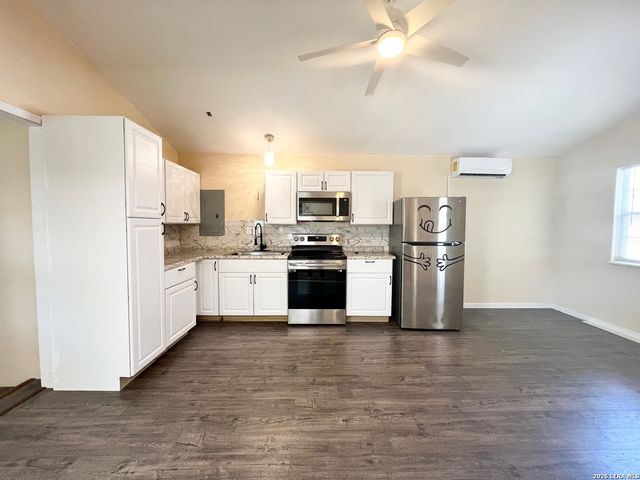 166 Big Oak Dr, Adkins, TX 78101