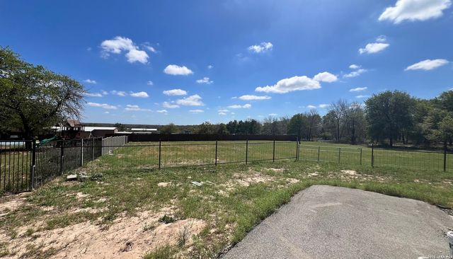 166 Big Oak Dr, Adkins, TX 78101