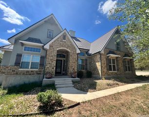 166 Big Oak Dr, Adkins, TX 78101