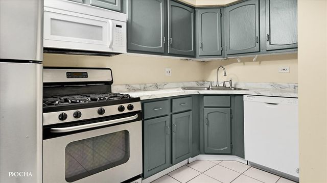 201 Gregory Street 15, Aurora, IL 60504