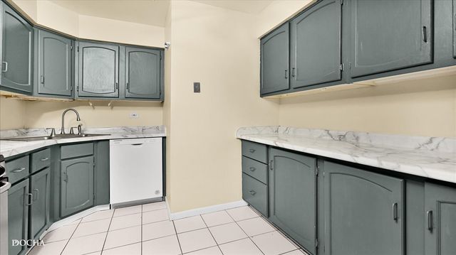 201 Gregory Street 15, Aurora, IL 60504