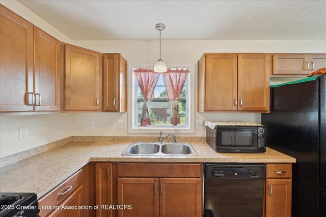 8687 Yellowstone Lane, Lansing, MI 48917