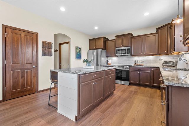3552 Olde Howell ROAD, Waukesha, WI 53188