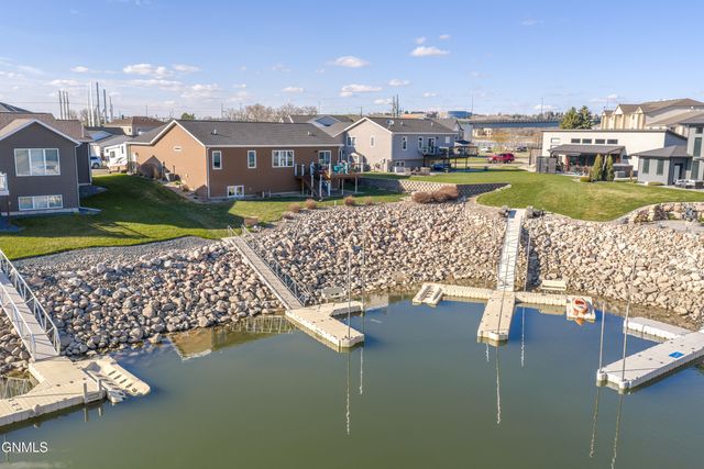 2223 Bridgeview Court SE, Mandan, ND 58554 property photo