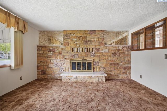 1220 Cottonwood Dr, Richland, WA 99354