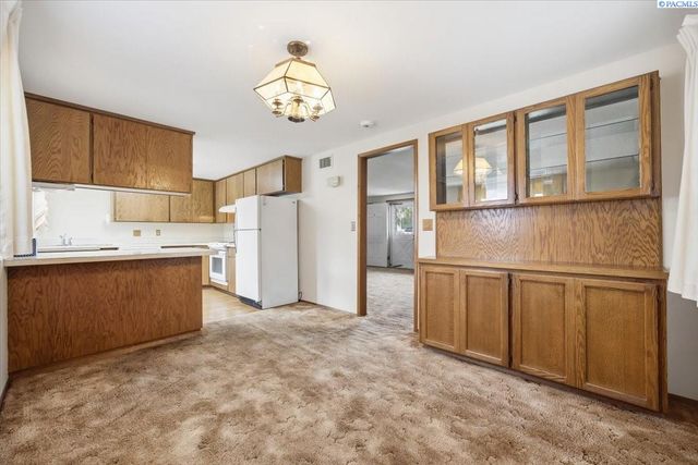 1220 Cottonwood Dr, Richland, WA 99354