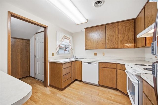 1220 Cottonwood Dr, Richland, WA 99354