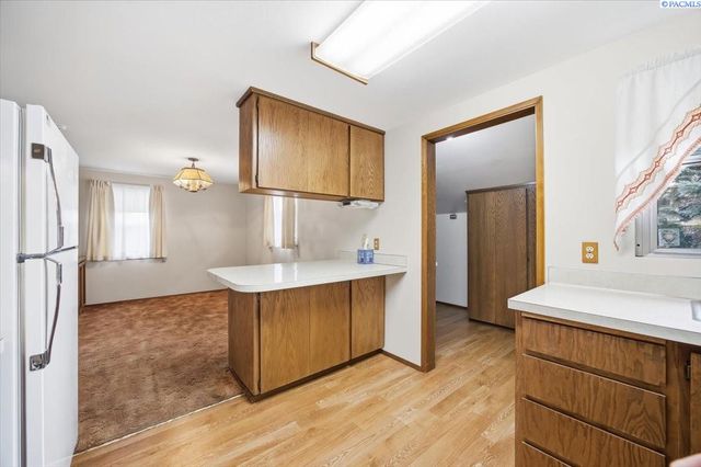 1220 Cottonwood Dr, Richland, WA 99354