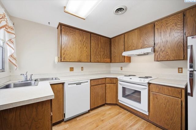 1220 Cottonwood Dr, Richland, WA 99354