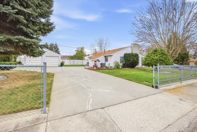 1220 Cottonwood Dr, Richland, WA 99354