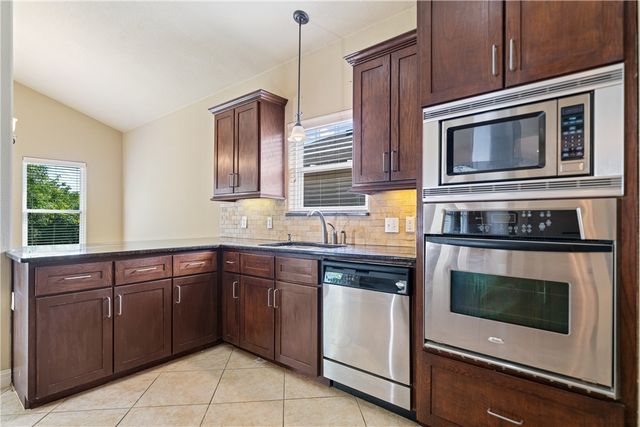6 Virginia Hills Dr, Corpus Christi, TX 78414