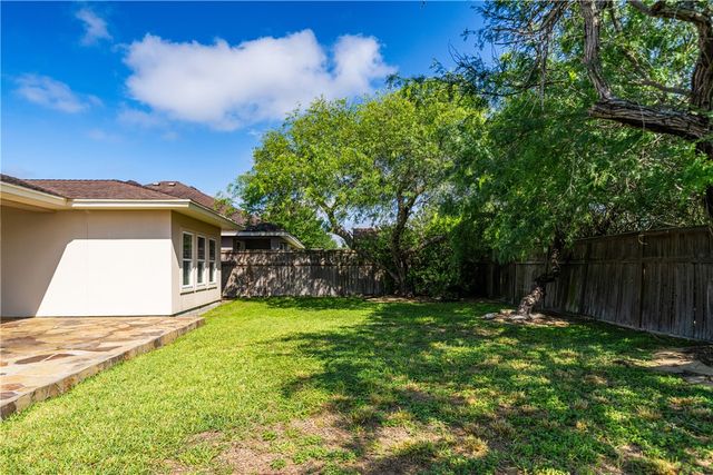 6 Virginia Hills Dr, Corpus Christi, TX 78414