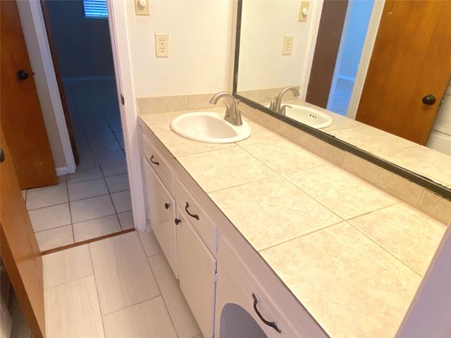 10122 Shadow Wood Drive 11, Houston, TX 77043