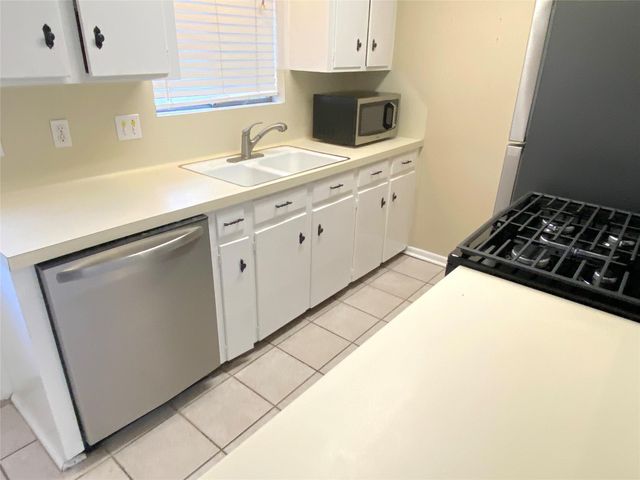 10122 Shadow Wood Drive 11, Houston, TX 77043