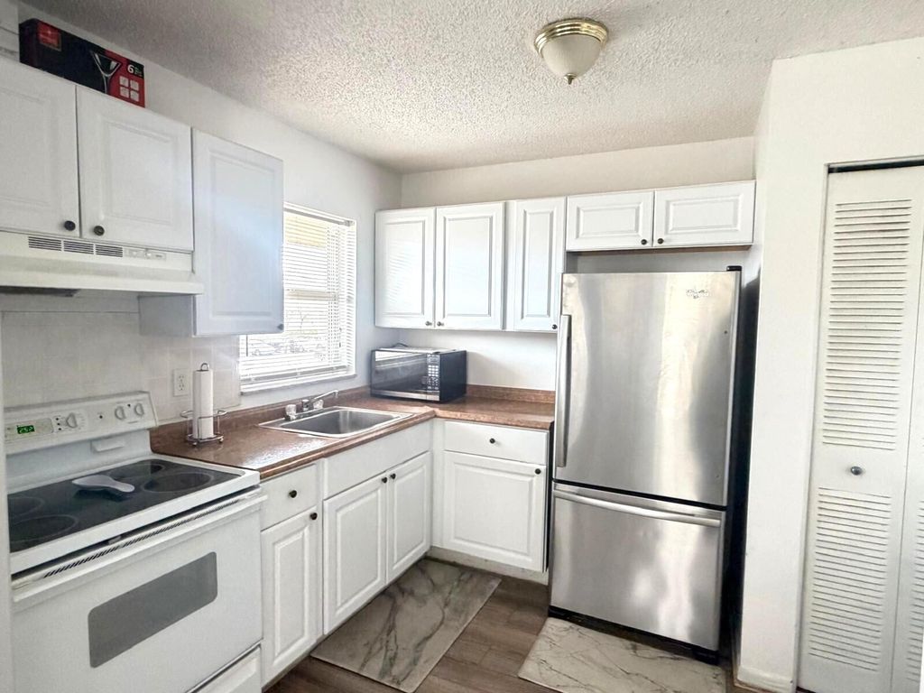 406 Lakeside Drive 208, Margate, FL 33063