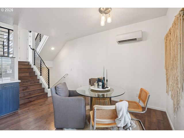 7081 Se THORBURN St, Portland, OR 97215