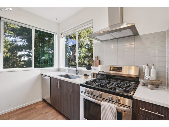 7081 Se THORBURN St, Portland, OR 97215