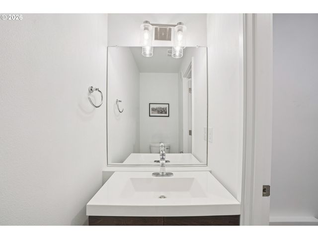 7081 Se THORBURN St, Portland, OR 97215