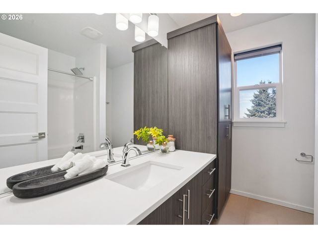 7081 Se THORBURN St, Portland, OR 97215