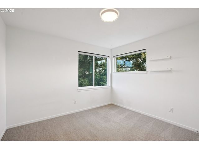 7081 Se THORBURN St, Portland, OR 97215