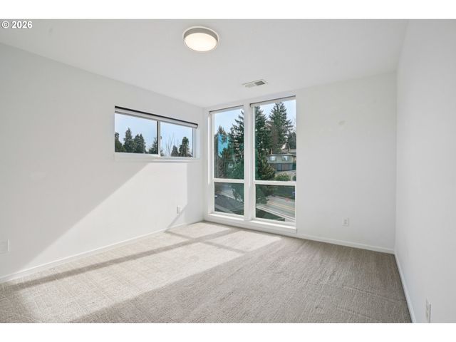 7081 Se THORBURN St, Portland, OR 97215