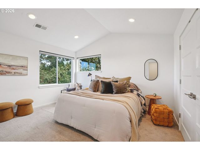 7081 Se THORBURN St, Portland, OR 97215